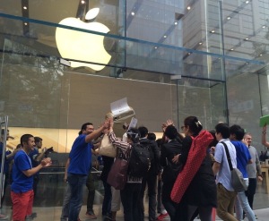 Apple Store表参道前の行列