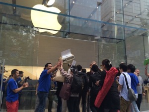 Apple Store表参道前の行列